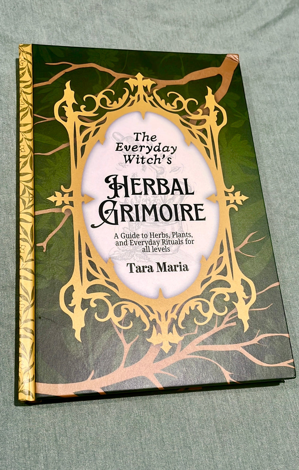 The Everyday Witch’s Herbal Grimoire – Plant Magic, Herbs, Trees & Spells for the Modern Witch