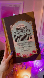 The Modern Witchcraft Grimoire - Skye Alexander